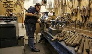 PRESSING-THE-METAL-300x179 Vince Lombardi Fantasy League Trophy Customization